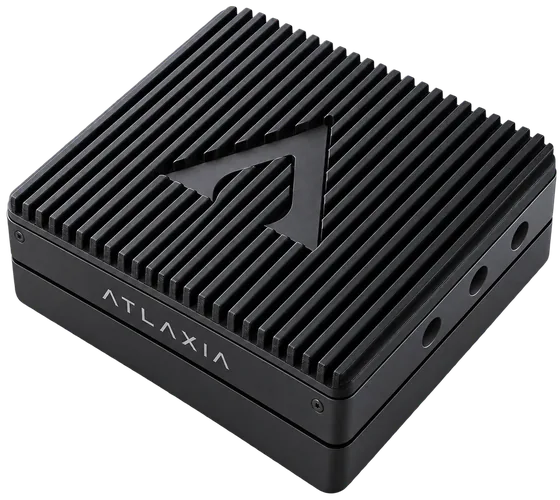Equipo de ATLAXIA: un miniPC negro con disipador de aletas y el símbolo de ATLAXIA en la tapa.